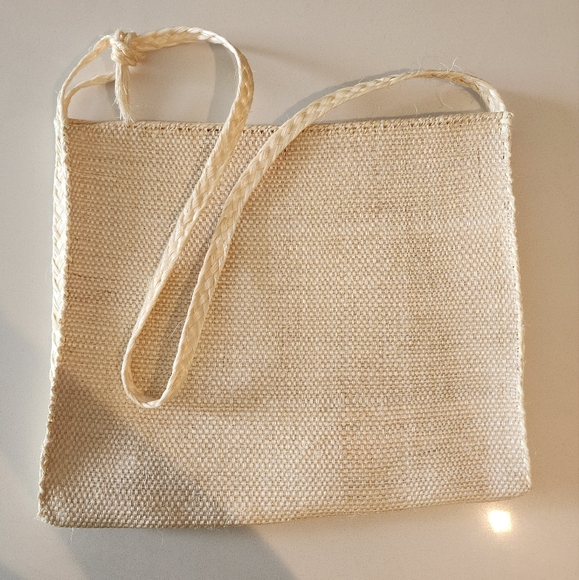 Elegant Cream Hand Woven Shoulder Bag - Picture 7 of 7